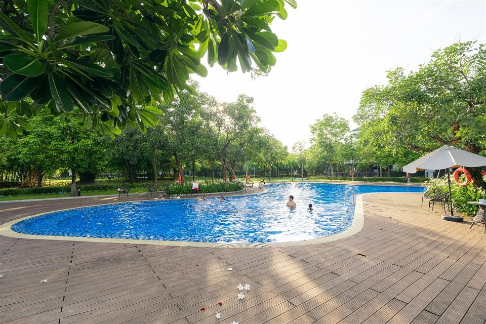 bể bơi cho cư dân hado charm villas